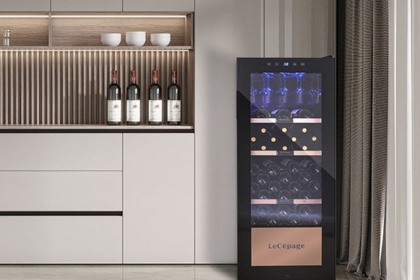 L'Élégance et l'Utilité : Pourquoi les Armoires à Vin Intègrent une Lumière Bleue Intérieure